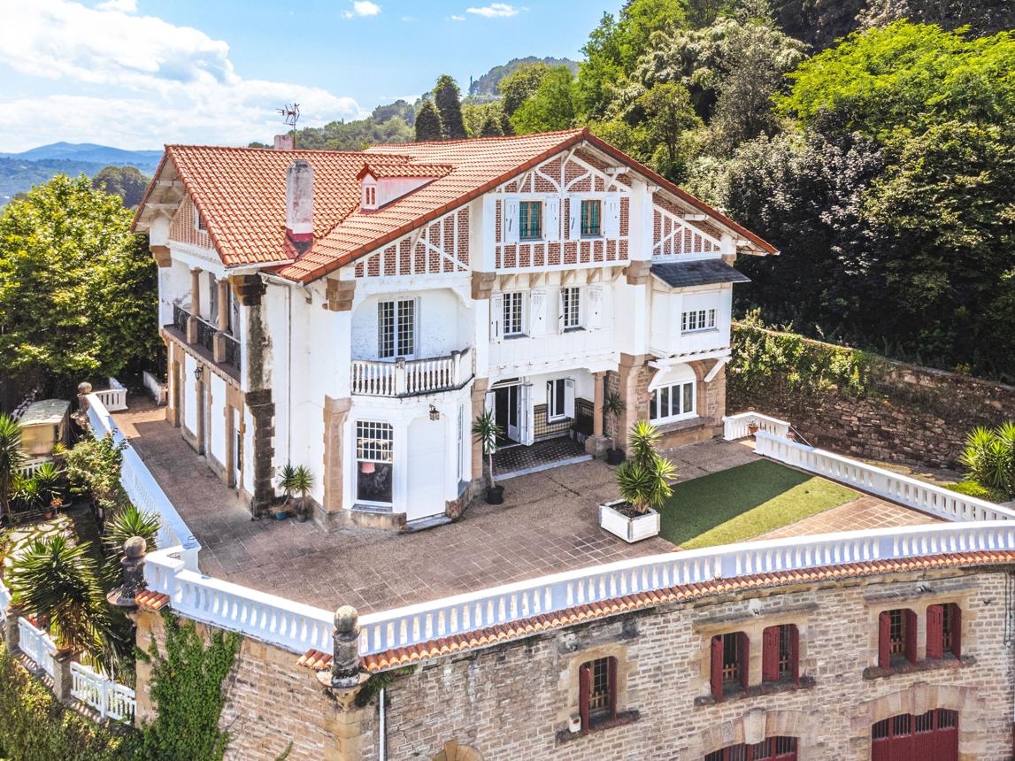 Vivienda exclusiva vista desde fuera a la luz del día